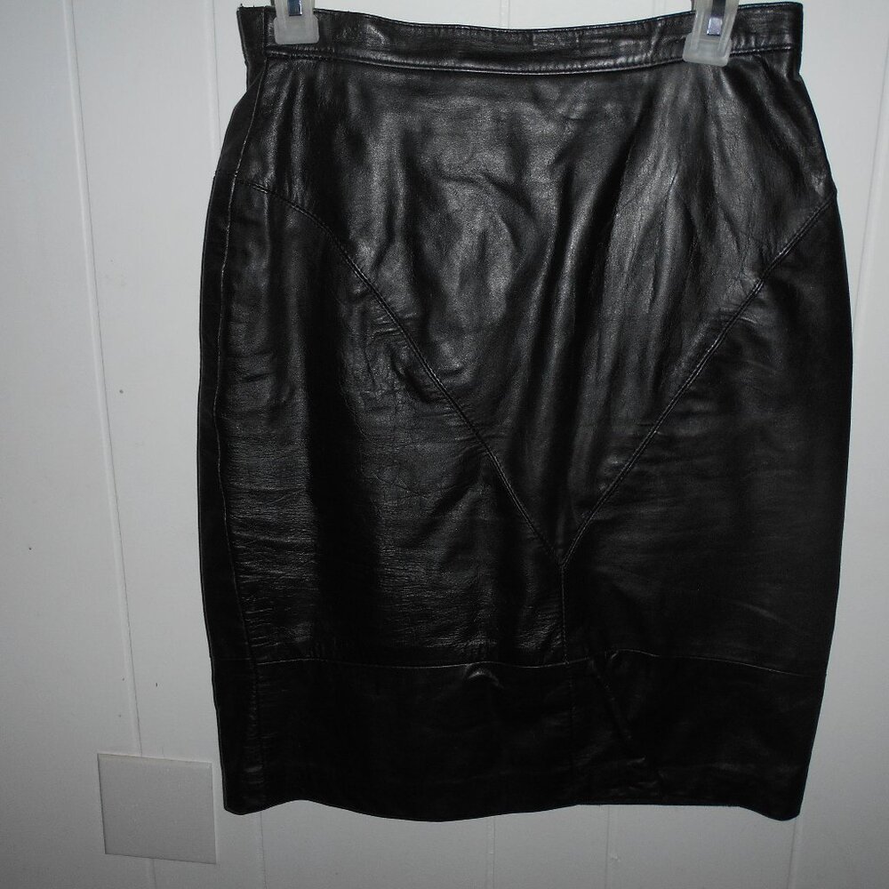 Black Leather Skirt-- V Pattern Front & Back 28 inch Waist 22 inch Length